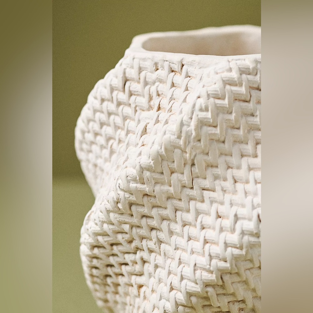 Anthropologie LENNON TEXTURED PLANTER
Style No.  4554G810AA Color: Cream
Size: L - Picture 8 of 9